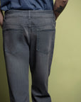 Jeans regular fit com cinco bolsos e fecho de correr com botão à frente.