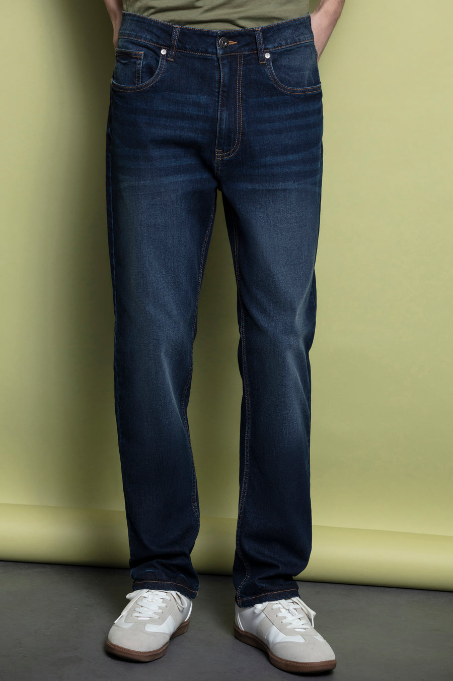 Jeans regular fit com cinco bolsos e fecho de correr com botão à frente.