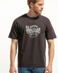 T-shirt com estampado de decote redondo e manga curta.