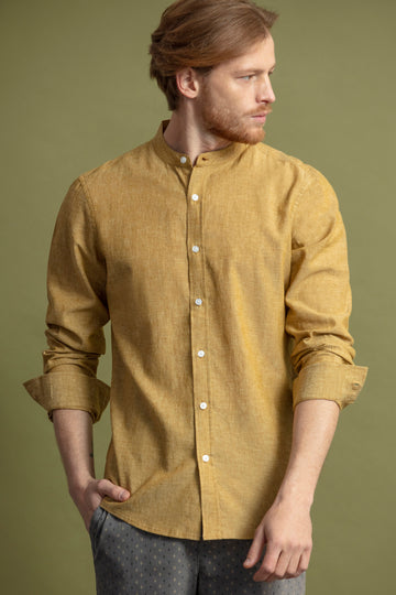 Camisa de manga comprida de mistura de linho e algodão com colarinho de estilo mandarim. Aperta com botões e punhos também com botões.