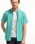 Camisa básica de manga curta com tecido de mistura de algodão e linho.
