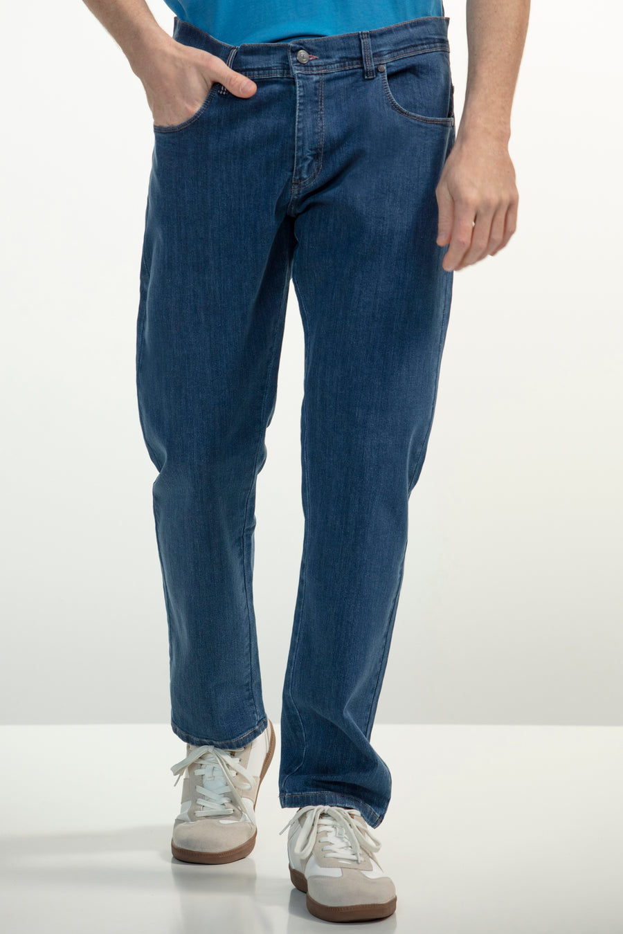 Calças jeans slim fit de 5 bolsos e cintura com presilhas.
