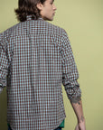 Camisa regular fit com colarinho de lapela com botões e manga comprida acabada em punho com botão, bolso à frente e fecho com botões.