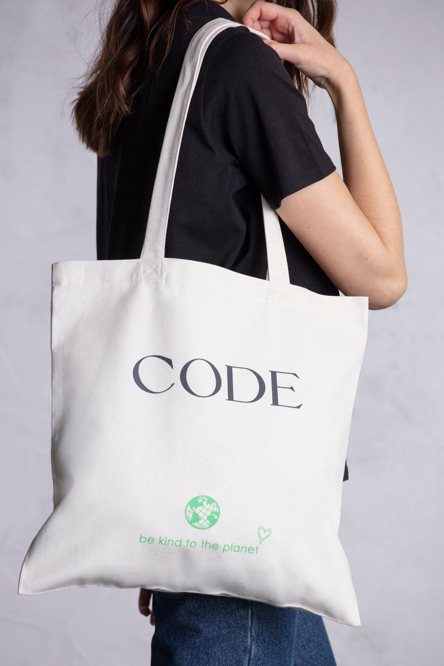 Tote bag alusiva ao mês da sustentabilidade com alças de ombro.