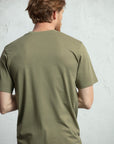 T-shirt de decote redondo, manga curta e bolso de chapa no peito.
