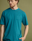 T-shirt de decote redondo, manga curta e bolso de chapa no peito.
