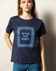 T-shirt de decote redondo com mensagem estampada e manga curta.