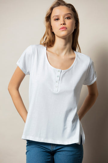 T-shirt básica de decote redondo, manga curta e botões à frente.